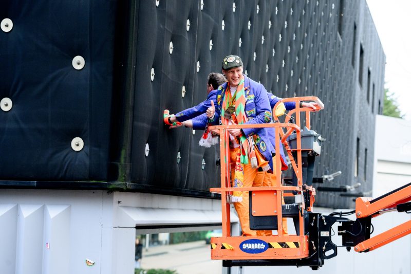 013 eert carnavalsfenomeen Veul Gère: act wordt vereeuwigd met eigen CD aan gevel